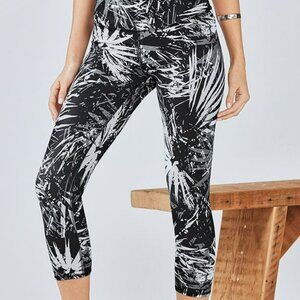 Fabletics Black & White Palm Leaf capri length leggings midrise women Sz S/M